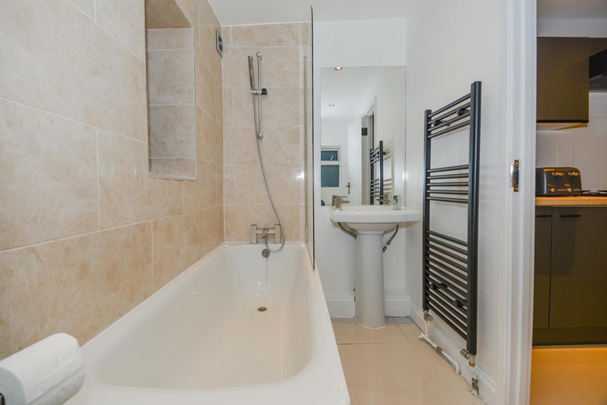 Cosy 1 Bedroom Home For Small Families Londra Esterno foto