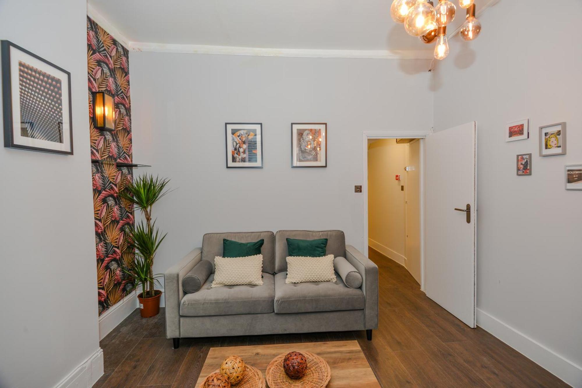 Cosy 1 Bedroom Home For Small Families Londra Esterno foto