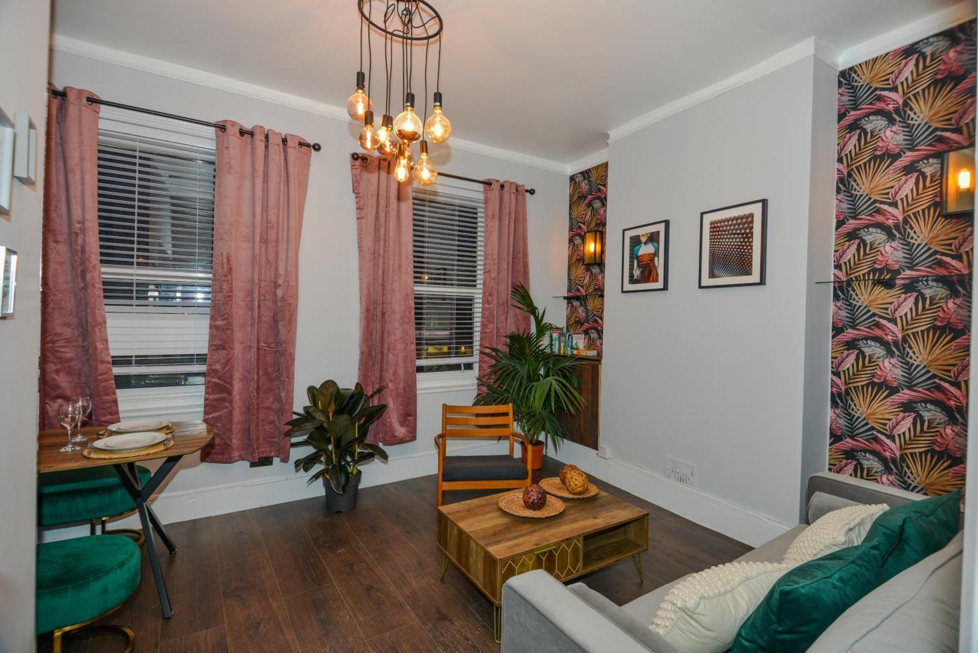 Cosy 1 Bedroom Home For Small Families Londra Esterno foto